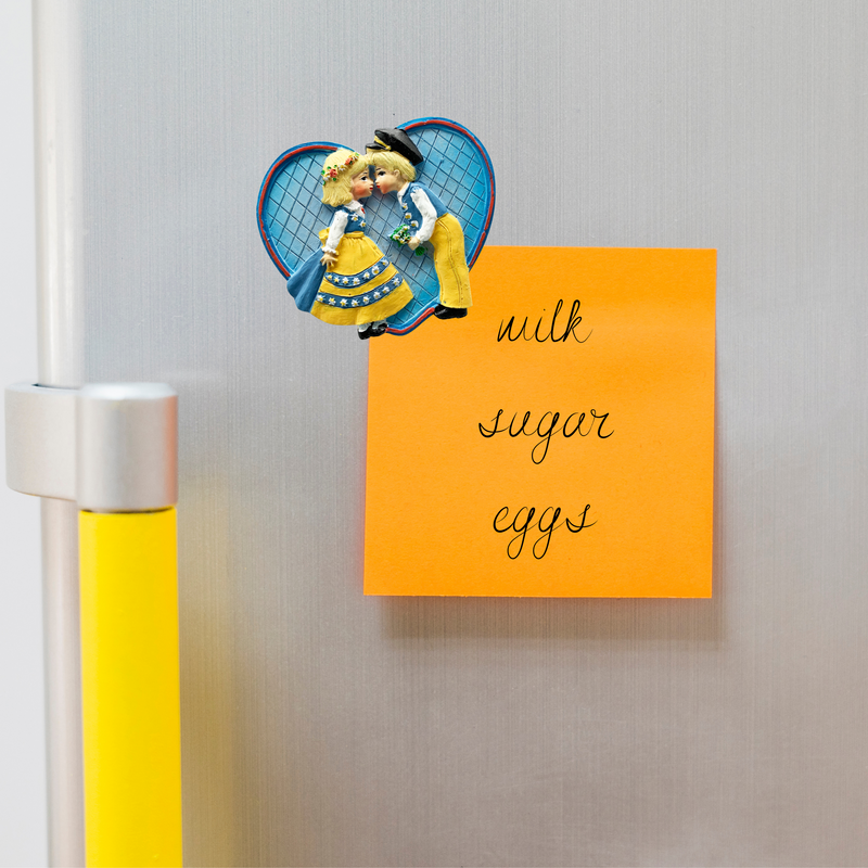 Party Favor Kitchen Magnet Swedish Kissing Couple