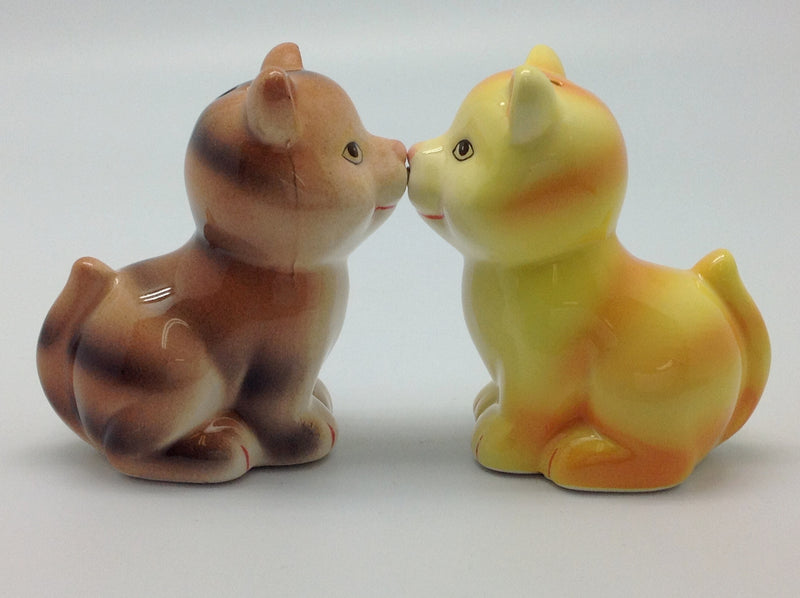Ceramic Salt & Pepper Set Magnetic Cats - ScandinavianGiftOutlet